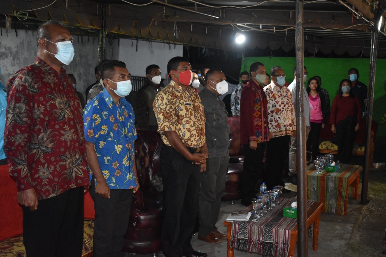 Hadirin menyanyikan lagu kebangsaan Indonesia Raya